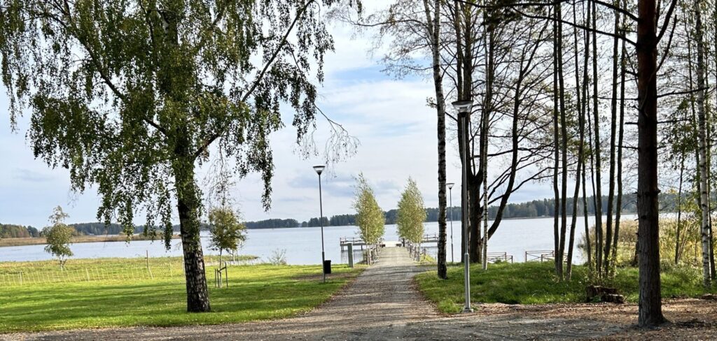 En gångväg ut till en brygga i vattnet