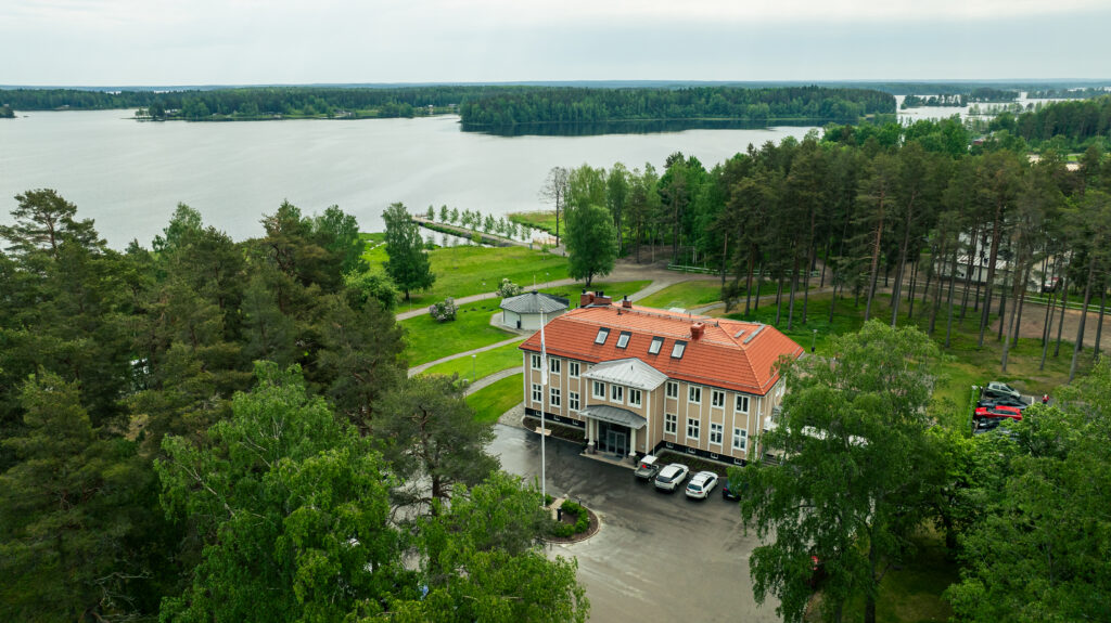 Hus ovanifrån i närheten av en sjö